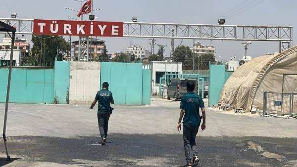 <p>Şanlıurfa’nın Akçakale ilçesinde yer alan gümrük kapısına gelen Suriyeliler, işlemlerini gerçekleştirdikten sonra yıllar sonra ülkelerine dönüyor.</p>