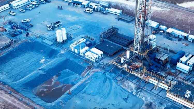 <p>Esma Çevik sahasında ise 12 milyar dolarlık bir petrol keşfiydi. Yalnız o revize edildi. 16 milyar dolarlık bir keşif oldu. Kısaca birisi 200 milyon varil, birisi 1 milyar varil. Her iki sahamızda şu anda günlük 12 bin varil petrol üretimi yapılıyor. Ancak yılsonunda 20 bin varile çıkacak. </p>