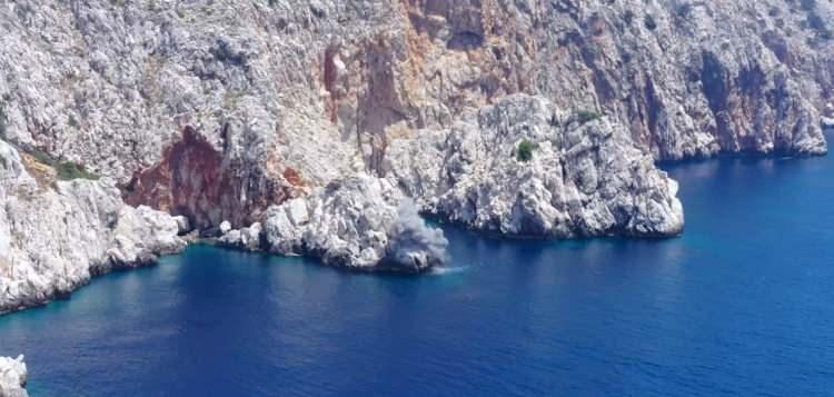 <p><strong>"Üzerinde bir silah kulesi var. Buradan belli kalibreli silahlarla ateş edilebilir. Üzerine çeşitli füze ve roketler koyabiliriz.</strong></p>
