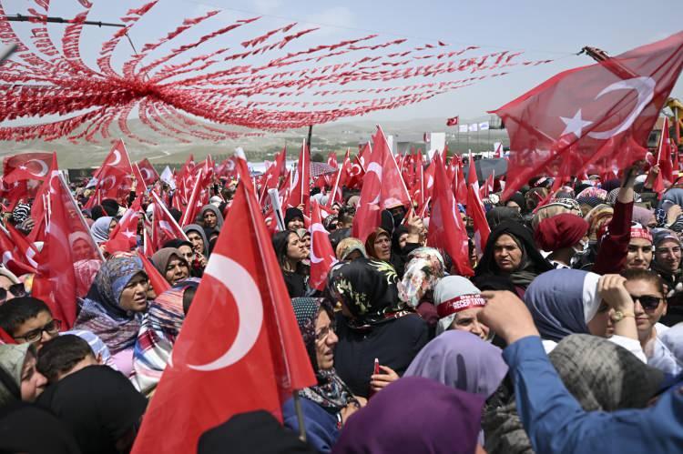 <p>Cumhurbaşkanı Recep Tayyip Erdoğan, Malatya'daki Kültür ve Turizm Bakanlığı Malet Konteyner Kent’te ki Halk Buluşması'nda vatandaşlara hitap etti. Programa vatandaşlar ilgi gösterdi.</p>

<p>​</p>
