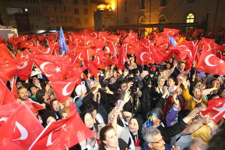 <p>Vatandaşlar, havai fişek ve meşalelerle kutlama yaptı.</p>