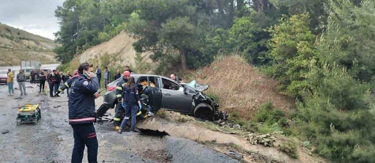 <p>Denizli'nin Buldan ilçesinde, sürücüsünün kontrolünden çıkan TIR, refüjü aşıp karşı şeride geçerek, otomobile çarptı. Feci kaza da otomobildeki anne-baba ile 3 ve 6 yaşındaki çocukları hayatını kaybetti.</p>

