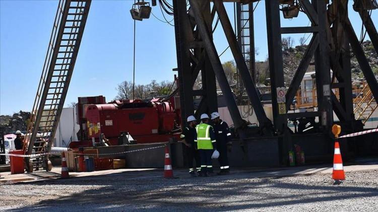 <p>"Yapılan bir keşfi veya yapılan bir petrol üretim çalışmasını birileri rahatsız oluyor diye de açıklamama gibi bir durumumuz da yok" diyen Vali Bilgin, sözlerini şöyle tamamladı:</p>

<p> </p>
