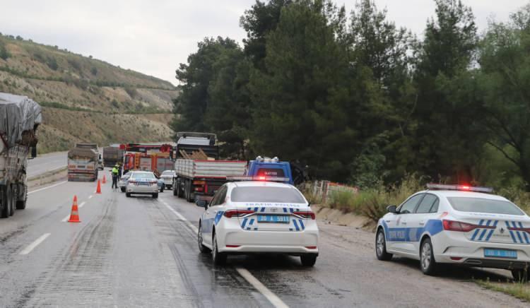 <p>Yan yatan tırda sıkışan sürücü Mehmet B. ise itfaiye ekiplerinin yoğun çabaları sonucu kurtarılarak, ambulansla hastaneye sevk edildi.</p>