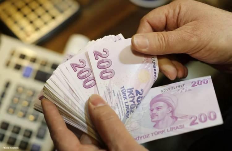 <p>Seçimlerin ikinci turundan sonra Meclis’e getirilmesi planlanan yasal düzenlemeyle seyyanen zam oranları belirlenecek. 7.500 TL ile 10.000 TL arasındaki maaşlar 1. kademe, 10.000-15.000 TL arasındaki maaşlar 2. kademe, 15.000 TL’nin üzerindeki emekli maaşları ise 3. kademe olarak değerlendirilecek ve buna göre seyyanen artış gerçekleştirilecek.</p>