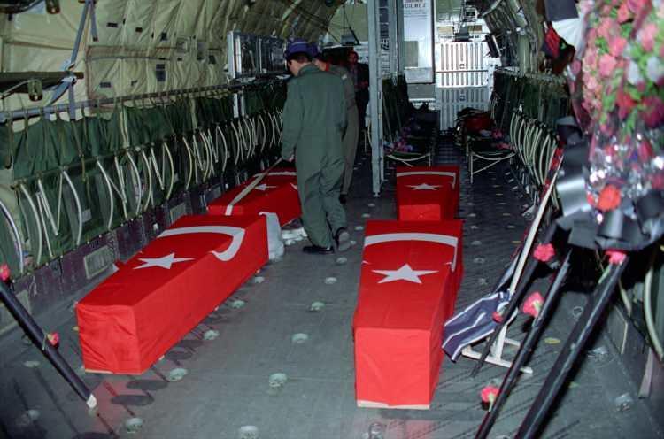 <p>Programdan önce şehitlerin temsili mezarlarının yanında bulunan Türk bayrakları yarıya indirildi, ardından hafız Ömer Faruk Canik Kur'an-ı Kerim okudu, İl Müftüsü Mustafa Topal dua etti.</p>