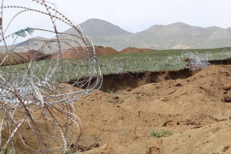 <p>Beton bariyerler döşenirken, aynı güzergahta kaçak geçişlerin engellenmesi için hendekler de kazıldı. Jandarma, hudut birlikleri ve özel harekat polisleri de sınırda gerekli güvenlik önlemleri alıyor. Önlemlerle, son 3 yılda 155 bin 774 kaçak göçmenin geçişleri engellendi.</p>