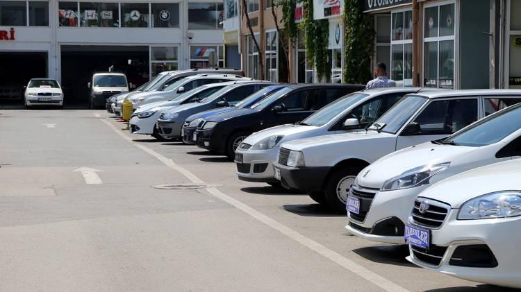 <p>ıfır kilometre araçlarda SUV’ların payı sedan otomobilleri geçerken, ikinci el araç piyasasında en fazla sedan otomobillerin talep gördüğü dikkat çekti.</p>
