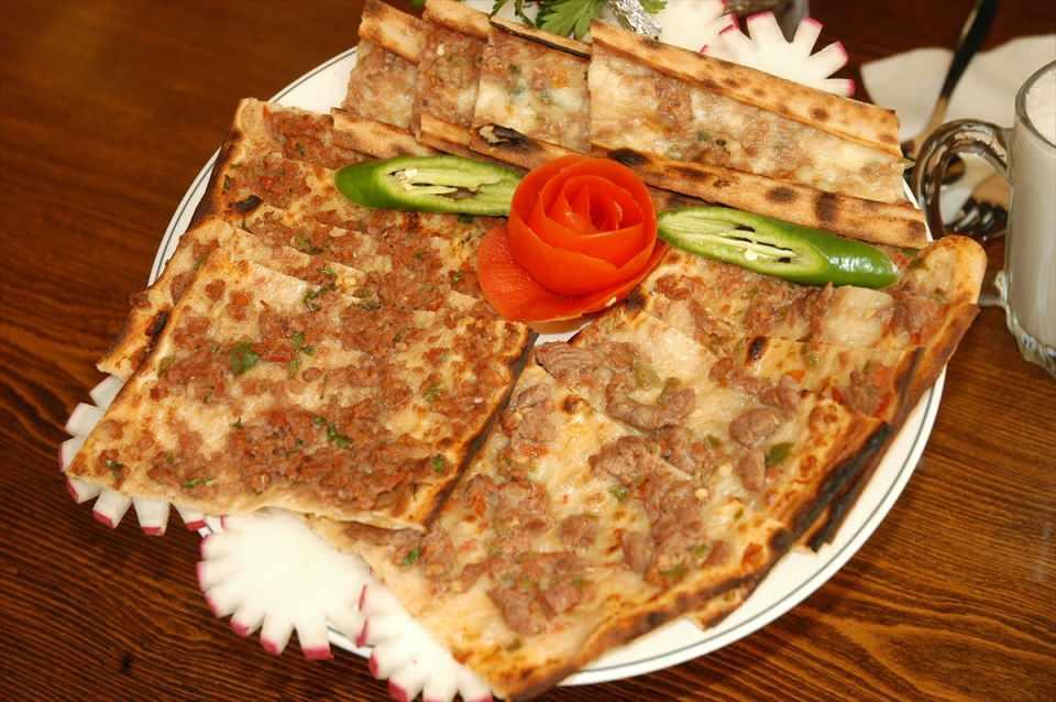 <p> Yabancı turistlerin "Turkish Pizza" olarak adlandırdıkları Konya'nın geleneksel damak tadı etli ekmek, yöresel mutfaktaki tahtını korumaya devam ediyor. </p>
