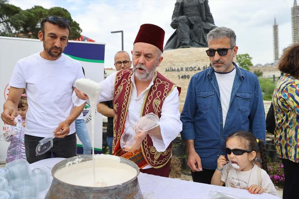 <p> Selimiye Meydanı'nda düzenlenen ikramda şekerlemeci Arif Meriç tarafından hazırlanan coğrafi işaretli deva-i misk helvası vatandaşlara dağıtıldı.</p>