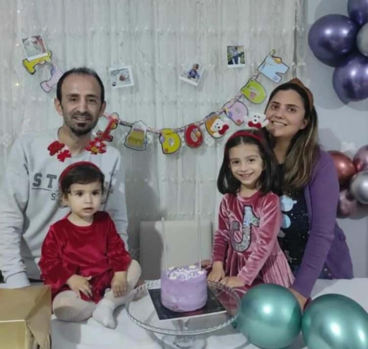<p><strong>YENİ EVLERİNE ULAŞAMADILAR</strong></p>
<p>4 kişilik Çetinkaya ailesini taşıyan otomobil, Denizli'nin Buldan ilçesini 6-7 kilometre geçip güney rampasına geldiğinde, karşı yönden gelirken yağış nedeniyle kontrolden çıkan Mehmet B. idaresindeki 32 DG 237 plakalı tırla çarpıştı. </p>