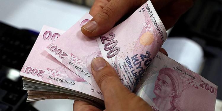 <p>Bu kapsamda 7.500 ila 10 bin lira arasında maaş alanlara yüzde 40, 10-15 bin TL arasında aylığı olanlara yüzde 35, 15-20 bin lira arasında maaş alanlara yüzde 30 oranında zam yapılması bekleniyor.</p>