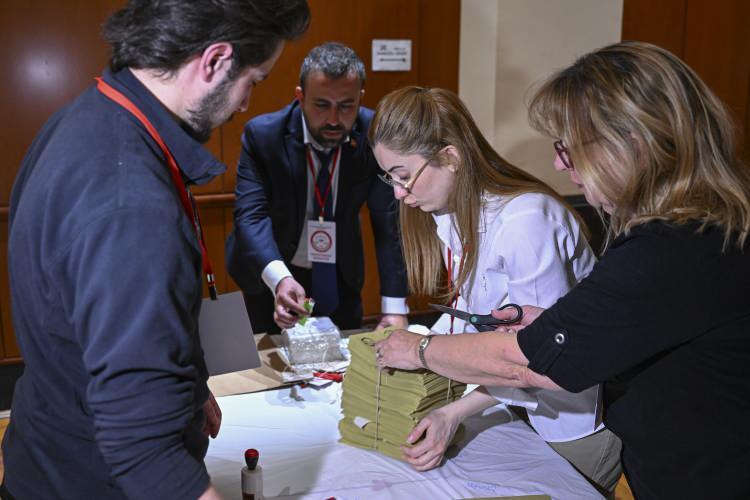<p><strong>28 MAYIS GECESİ TÜRKİYE'DEKİ OYLARLA BİRLİKTE SAYILACAK</strong></p>
<p> </p>
<p>Yurt dışı seçmenlerin kullandığı oylar, Türkiye'de 28 Mayıs Pazar günü saat 17.00'de oy verme işleminin tamamlanmasının ardından diğer sandıklarla birlikte açılacak. </p>