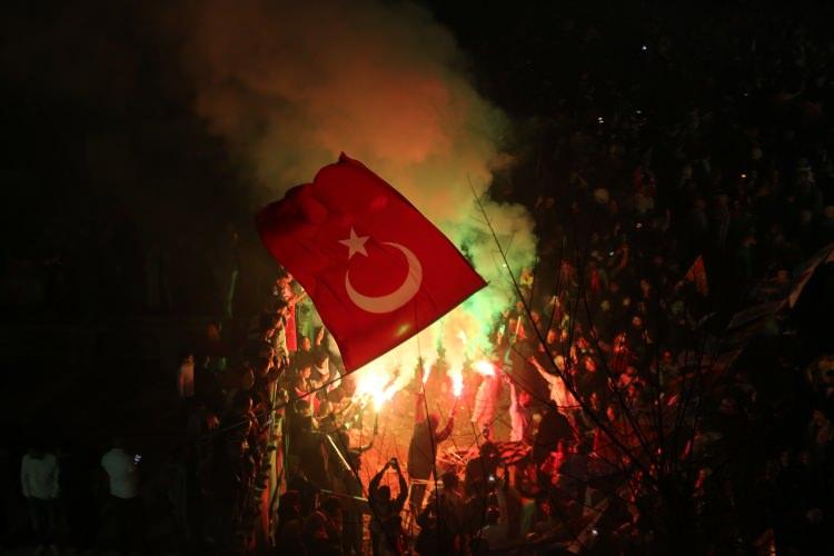 <p><strong>KOCAELİ</strong></p>
<p>Kocaeli'nin İzmit ilçesinde kutlamalara katılan vatandaşlar uzun araç konvoyları oluşturdu.</p>