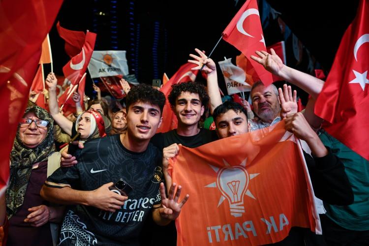 <p><strong>İZMİR</strong></p>

<p>Cumhurbaşkanı Seçimi ikinci tur oylamasında sandıkların büyük bölümünün açılması sonrası Cumhurbaşkanı Erdoğan'ın başarısını kutlamak isteyen çok sayıda vatandaş, İzmir'de ana caddeler ve meydanlarda araçlarıyla tur attı.</p>
