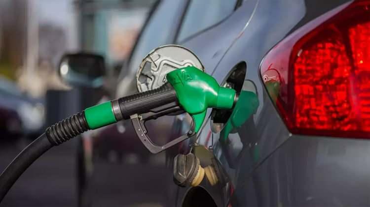 <p>Benzinin litre fiyatına 26 Mayıs'tan itibaren geçerli olmak üzere yeni zam geliyor.</p>
