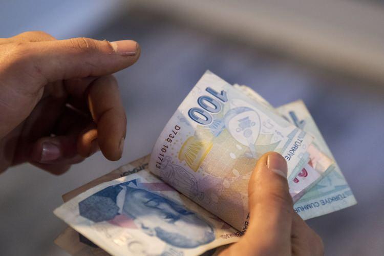 <p><strong>Emlak vergisi muafiyetinden yararlanmak için oturma koşulu var mı?</strong></p>
<p>Böyle bir zorunluluk bulunmuyor. Brüt 200 metrekareyi geçmeyen konutun boş olması ya da kiraya verip kendisinin kirada oturması durumunda emlak vergisi ödenmez. Ayrıca bedel ödemeden çocukları ya da diğer aile bireyleri tarafından daimi olarak kullanılması durumunda da muafiyet geçerli oluyor. Eşlerin her ikisi adına gayrimenkul varsa ve birinde oturuluyor diğeri de boşta duruyorsa indirimli emlak vergisi uygulanır.</p>