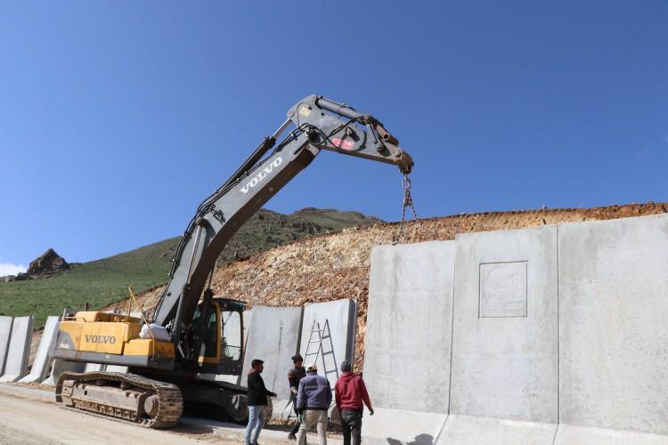 <p> Elektro-optik kulelerin 103 tanesi Van ilimiz sınırlarındadır, hudut boyunda yapımı devam eden enerji nakil hatlarına yönelik yatırımın güncel değeri 300 milyon TL tutarındadır ve Van ilimizde yapımı tamamlanan asansörlü kule sayısı 6'dır. </p>