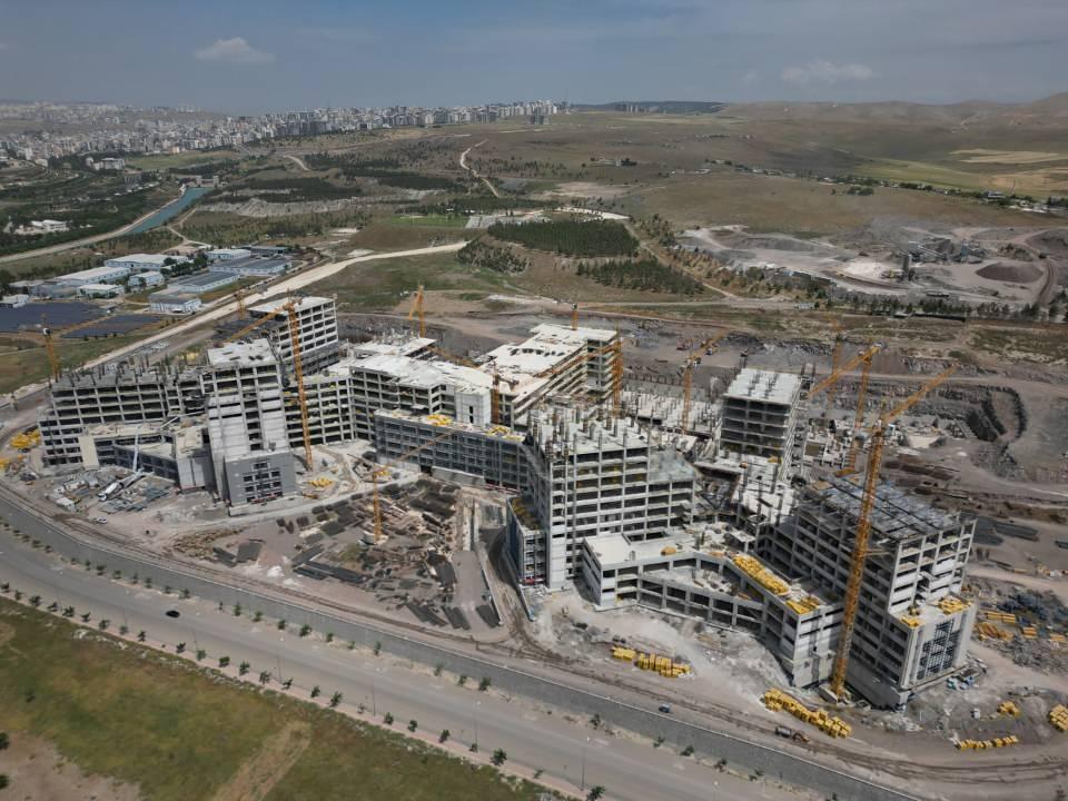 <p>Bu hastanemizde de 1100 civarında izolatör var, depreme dayanıklı. Depremlerdeki sarsıntılarda ilimiz etkilendi ama inşaatımız hiçbir şekilde etkilenmedi." diye konuştu.</p>