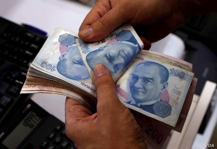 <p>Erdoğan’ın açıklamasına göre, en düşük 22 bin lira memur maaşı uygulaması temmuz ayında hayata geçecek.<br />
<br />
<br />
Bu artışın sadece en düşük memur maaşlarına mı yapılacağı, yoksa tüm memurlara aynı oranda artış yapılarak maaş skalasının korunup korunamayacağı şu aşamada net değil.</p>