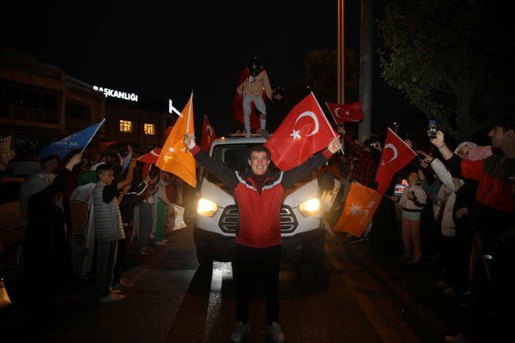<p><strong>SAKARYA</strong></p>
<p>Cumhurbaşkanı Seçimi ikinci turunu önde tamamlamasının ardından vatandaşlar kutlama yapmak için alanlara indi. Vatandaşlar, Sakarya Demokrasi Meydanı'nda toplanarak sevinç gösterisinde bulundu.</p>