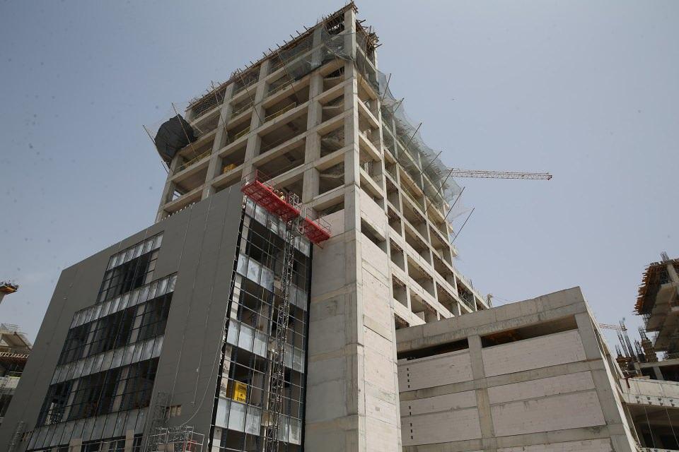 <p>İnşaatta yaklaşık bin kişinin çalıştığını aktaran Günak, şöyle devam etti:</p>

<p>"Şu anda 1700 yataklı hastanenin kaba inşaatının yüzde 41'i bitti. Planlamada 4 kule şeklinde genel, doğum, kalp ve onkoloji hastanesi olarak planlanıyor. Hastane inşallah 2024 gibi hizmete açılacak. İnşaat tamamen bittiğinde değerlendirme yine yapılır. 1700 yatağın 2 binin üzerine çıkma kapasitesi var. Hastanenin hem bölgemize hem Şanlıurfa'mıza daha sağlıklı hizmet vermemiz açısından büyük katkı sağlayacağına inanıyoruz. Hep beraber Şanlıurfa'ya katkı sağlamak için elimizden geleni yapıyoruz."</p>

<p> </p>

