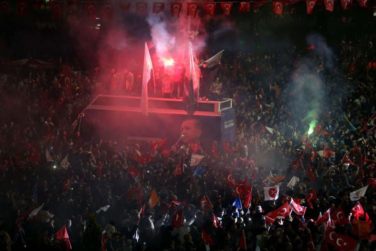 <p><strong>SİVAS</strong></p>
<p>Cumhurbaşkanı Erdoğan'ın resmi olmayan sonuçlara göre Cumhurbaşkanı Seçimi ikinci turunu önde tamamlamasının ardından vatandaşlar kutlama yapmak için alanlara indi.</p>