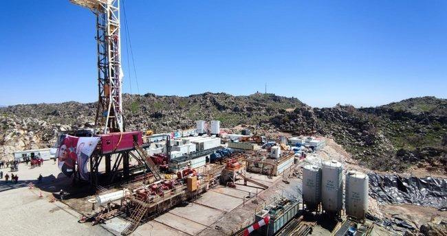 <p>Şırnak bir petrol şehri. Burada tabii çok ciddi çalışmalar var. Sadece Aybüke Yalçın sahasında aynı anda önümüzdeki günler de 4 kuyuda çalışma yapılacak” dedi.</p>
<p> </p>