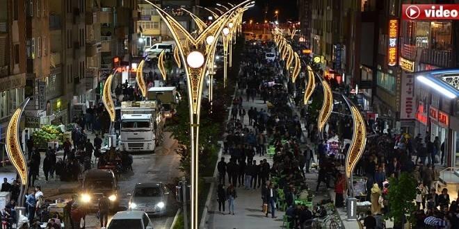 <p><strong>YÜZDE 22,0 ORANI İLE GENÇ NÜFUSUN EN YÜKSEK OLDUĞU İLK HAKKARİ</strong></p>

<p> </p>

<p>Genç nüfus oranının en yüksek olduğu il %22,0 ile Hakkari oldu</p>

<p> </p>

<p><strong>ADNKS sonuçlarına göre 2022 yılında genç nüfus oranının en yüksek olduğu il, %22,0 ile Hakkari oldu.</strong> Bu ili %21,7 ile Şırnak ve %21,1 ile Siirt izledi.</p>

<p> </p>

<p><strong>Genç nüfus oranının en düşük olduğu il %12,3 ile Muğla ve Balıkesir oldu.</strong> Bu illeri %12,7 ile Ordu, %12,8 ile Tunceli, Sinop ve Kırklareli illeri izledi.</p>
