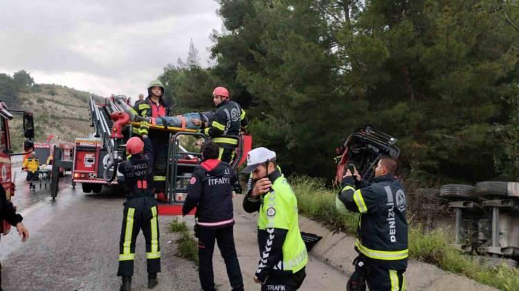 <p>Baba Hasan, anne Ümmü ve 3 yaşındaki İdil Çetinkaya'nın olay yerinde hayatını kaybettiği kazadan yaralı olarak kurtarılarak, vatandaşlar tarafından Buldan Devlet Hastanesine yetiştirilen 6 yaşındaki abla Ece İkra Çetinkaya da yapılan tüm müdahalelere rağmen kurtarılamadı. </p>