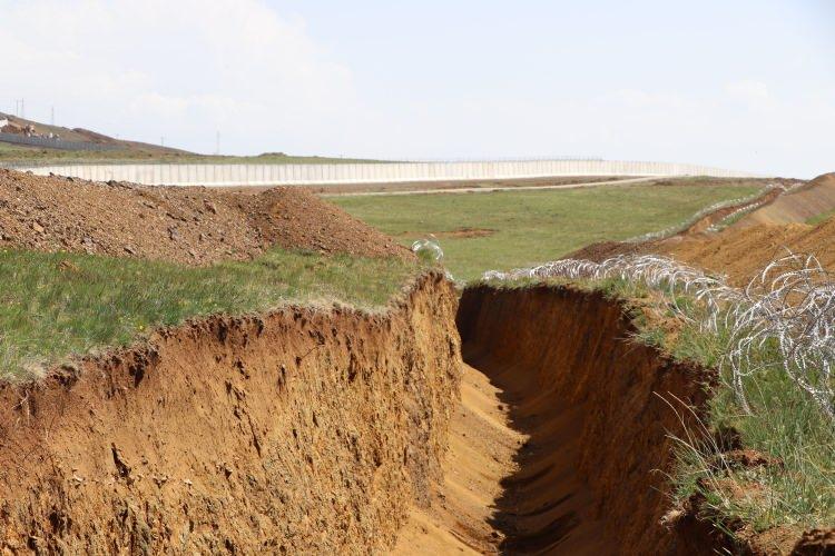 <p>Kaçak geçişlerin engellenmesi için 2021'de, Van-İran sınır hattında bulunan 295 kilometrelik bölümdeki çalışmalarda, Çaldıran ve Özalp ilçeleri sınırlarında bulunan 96 kilometrelik kısım tamamlandı. Geri kalan bölümde de yüksekliği çelik tellerle birlikte 5 metreyi, genişliği ise 2,87 metreyi bulan beton bariyerler döşeniyor. </p>