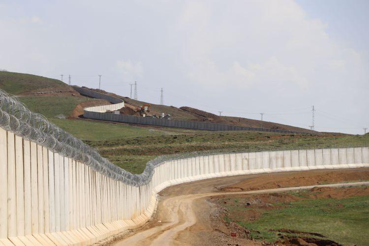 <p>Kaçak göçmenlerin yasa dışı geçişlerinin engellenmesi için Ağrı'nın Doğubayazıt ilçesinde başlatılıp, Van'ın Çaldıran ve Hakkari'nin Yüksekova ilçesine kadar olan İran hattındaki 560 kilometrelik sınıra modüler beton duvar örme çalışmaları devam ediyor. </p>
