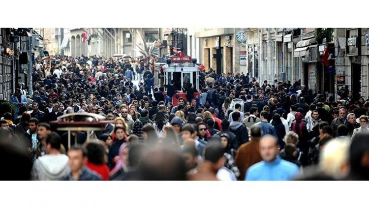 <p>Nüfus projeksiyonlarına göre genç nüfusun toplam nüfus içindeki oranının <strong>2030 yılında %14,0, 2040 yılında %13,4, 2060 yılında %11,8 ve 2080 yılında %11,1’e düşeceği öngörüldü.</strong></p>
