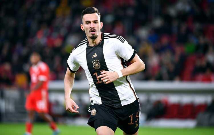 <p>MERGIM BERISHA<br />
Kiralandığı Augsburg'da başarılı bir performans gösteren Mergim Berisha'nın bonservisiyle birlikte Augsburg'a transfer olması bekleniyor.</p>
