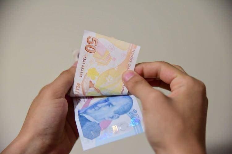 <p>Cumhurbaşkanı Erdoğan, ücrette adaleti ve çalışma barışını korumakta kararlı olduklarını, kanuni düzenleme gerektirdiği için yeni yasama döneminde atacakları adımlardan birinin de birinci dereceye geldiği halde 3600 ek gösterge alamayan memurlara yönelik olacağını söyledi. </p>