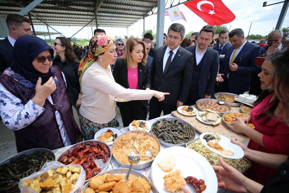 <p>Havsa Belediye Başkanı Aydın Balkan da bugün Pomak kültürünün zenginliğini, yemek kültürünü gelecek kuşaklara tanıttıklarını belirtti.</p>
<p> </p>