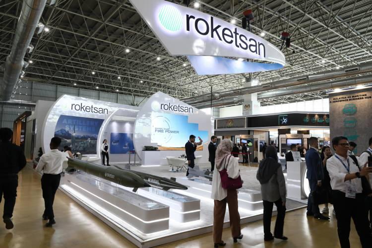 <p>Türk savunma sanayisinin öncü firmalarından ROKETSAN, Malezya'da bugün başlayan 16'ncı Langkawi Uluslararası Denizcilik ve Havacılık Fuarı'nda (LIMA 2023) sergilediği ürünleriyle Asya-Pasifik bölgesinde etkinliğini artırmayı planlıyor.</p>

