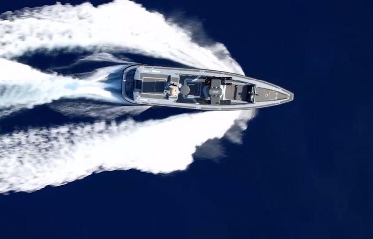 <p>İlk prototipe göre boyutları genişleyen ve uzayan <strong>ULAQ SİDA'da yerli motor kullanıldı. Prototip ULAQ'ta kullanılan pervaneli motorun yerini TÜMOSAN'ın yerli motoru aldı.</strong> Böylece ULAQ SİDA sığ sularda, yüksek süratle görev yapabilecek.</p>
