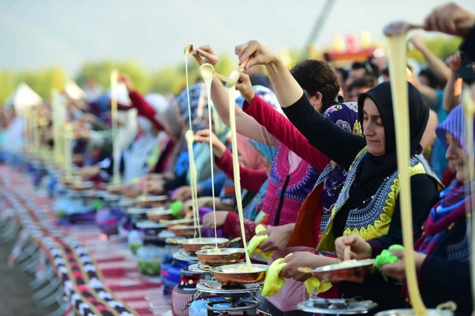 <p>Bursa'nın Orhangazi ilçesinde düzenlenen 17. Kadırga Şenlikleri'nde noter huzurunda gerçekleştirilen 68 kadının aynı anda mıhlama pişirerek rekor denemesi ile Guinness Rekorlar Kitabı başvuru yapıldı.</p>