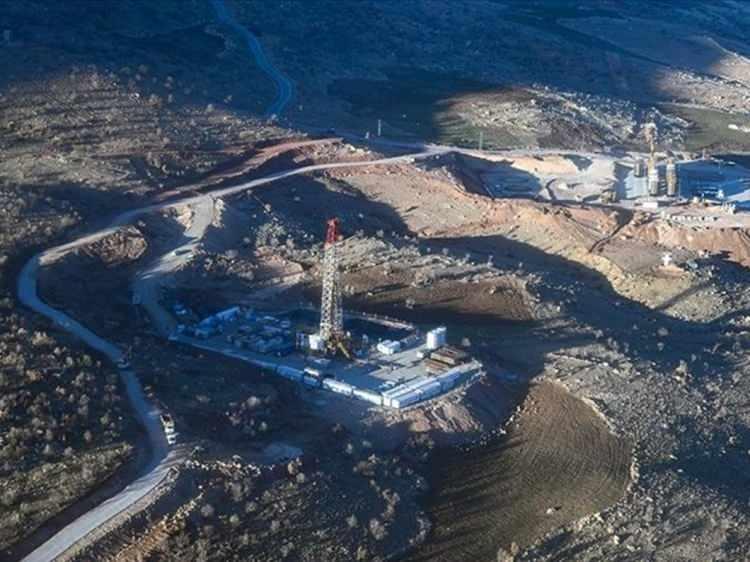 <p>Gabar'ın bir petrol dağı olduğu ve kavramında yerinde olduğunu aktaran Vali Bilgin, sözlerini şöyle sürdürdü:</p>
<p>"Gerçekten muhteşem bir tespit. Bu güne kadar açılan kuyularda hep normal seviyelerde bir petrol çıkarılma söz konusuydu. Ama bu kuyumuzda öyle değil. Bunda bildiğimiz bir suyu kuyusunu açtığınızda artezyeni düşünün aynen o şekilde bir tespit. </p>