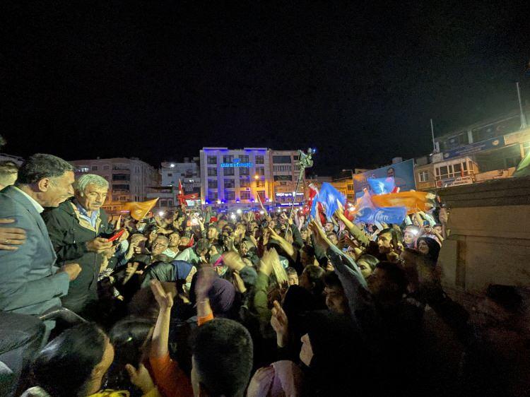 <p>Meydanda havai fişek gösterisi yapıldı.</p>
<p>Araçlarla konvoy oluşturan vatandaşlar da Erdoğan'a destek sloganı attı.</p>