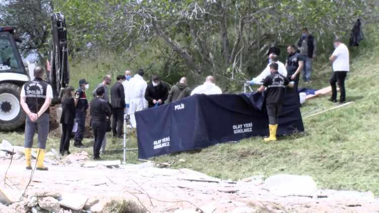 <p>Silivri Değirmenköy mevkiinde toprağa gömülmüş 3 ceset bulundu. Cesetlerin kayıp olarak aranan Sevgi Demirci ve iki çocuğuna ait olduğu düşünülüyor. Olayla ilgili 2 kişi gözaltına alındı.</p>
