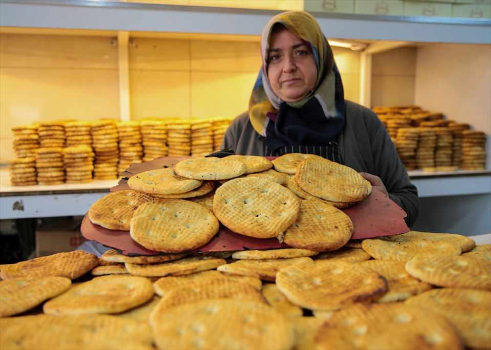 <p> Geçmiş yıllarda coğrafi işaret alarak tescil edilen Maraş çöreği, artan talep üzerine yumuşak, gevrek, tuzlu, şekerli, cevizli, üzümlü, pekmezli gibi çeşitleriyle üretiliyor.</p>
