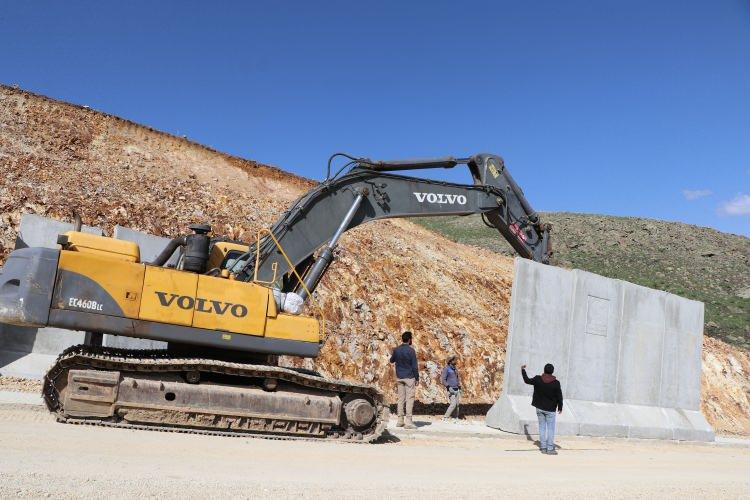 <p>Van Vali Yardımcısı Furkan Duman, Özalp Kaymakamı Muhammed Emin Nasır ve İl Jandarma Komutan Yardımcısı Albay Mehmet Kaplan, duvar çalışmalarının yapıldığı sınır hattında inceleme yapıp, yetkililerden bilgi aldı. Van Valiliği'nden yapılan açıklamada şu cümlelere yer verildi:</p>