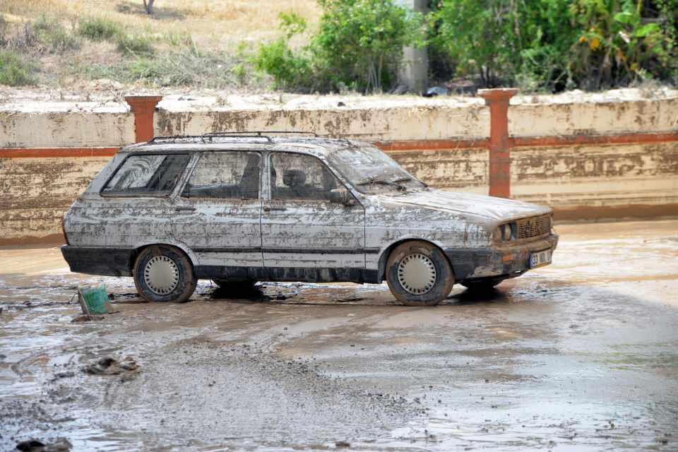 <p>Mersin’in Tarsus ilçesinde gece saatlerinde aniden bastıran sağanak nedeniyle çok sayıda araç su altında kaldı. </p>
