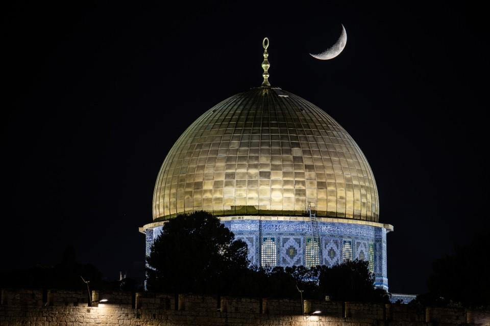 <p>Kudüs'te Müslümanların ilk kıblesi olan Mescid-i Aksa içinde yer alan Kubbet'üs-Sahra Camisi ayın hilal haliyle güzel görüntü oluşturdu.</p>

<p> </p>
