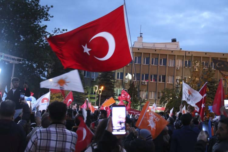 <p><strong>UŞAK</strong></p>

<p>Uşak'ta İsmet Paşa Caddesi ve Zübeyde Hanım Caddesi'nde araçlarıyla konvoy yapan, bayraklar taşıyan vatandaşlar, sloganlar attı.</p>

<p> </p>
