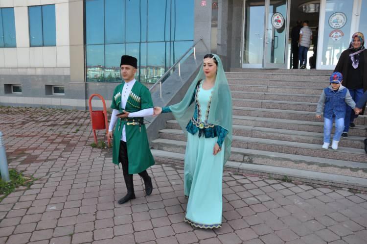 <p>Cumhurbaşkanlığı 2’inci tur seçimi için Haydar Aliyev Lisesi’ne gelen Şeyda ve Cem Kızılkaya çifti, bir anda dikkatleri üzerine çekmeyi başardı.</p>
