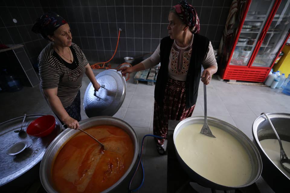 <p>Bazı kültürlerin unutulmaya başladığına değinen Balkan, "Unutulmaya yüz tutmuş bu zengin kültürümüzü şimdi hemşerilerimize, vatandaşlarımıza tekrar hatırlatmak, bu zengin kültürü devam ettirmek için elimizden geleni yapıyoruz." dedi.</p>
<p> </p>