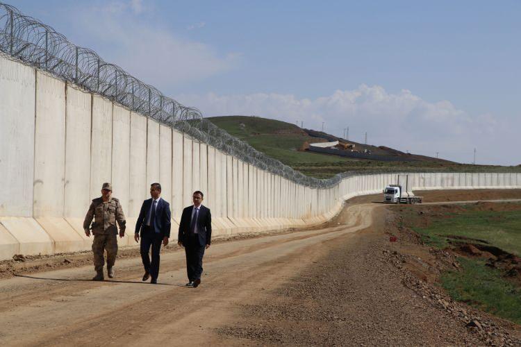<p>Geleneksel bir şekilde insan gücü ve fiziki güvenlik sistemlerine dayanan sınır güvenliği yaklaşımının yanı sıra teknolojik güvenlik sistemlerinin temin ve tesisine yönelik yoğun çalışmalarımız da devam etmektedir. </p>